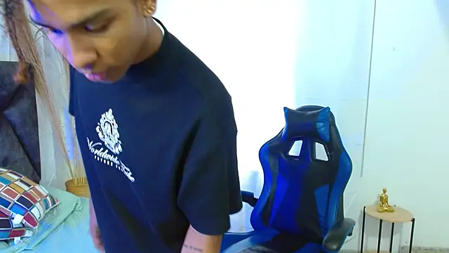 Snapshot of angelll18_ chatting on December 2025 08:27:02 PM angelll18 online show from December 2025 08:27:02 PM