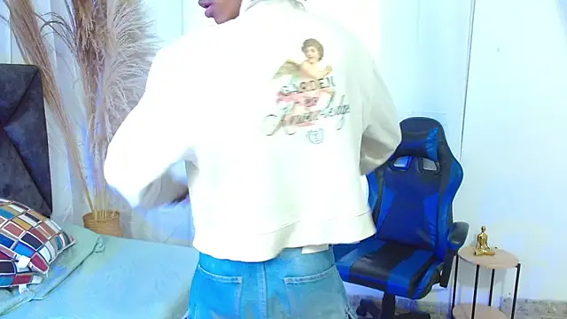 Snapshot of angelll18_ chatting on December 2025 09:33:01 PM angelll18 online show from December 2025 09:33:01 PM