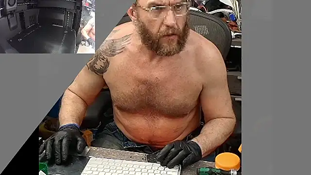 Snapshot of HouseOfHans chatting on January 2026 01:08:02 AM HouseOfHans online show from January 2026 01:08:02 AM