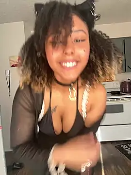 Snapshot of HonneyBunnyXO chatting on May 2026 01:35:02 AM HonneyBunnyXO online show from May 2026 01:35:02 AM