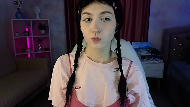 Snapshot of Mila_Whelson chatting on February 2026 01:33:02 PM Mila Whelson online show from February 2026 01:33:02 PM