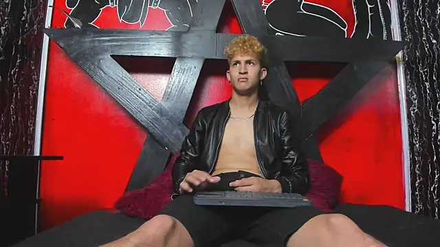 Snapshot of Ethan_Waalker chatting on April 2026 06:23:01 PM Ethan Waalker online show from April 2026 06:23:01 PM