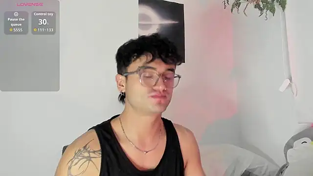 Snapshot of charlie_dicker chatting on December 2025 11:45:02 PM charlie dicker online show from December 2025 11:45:02 PM