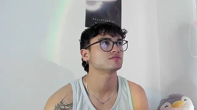 Snapshot of charlie_dicker chatting on December 2025 10:28:01 PM charlie dicker online show from December 2025 10:28:01 PM