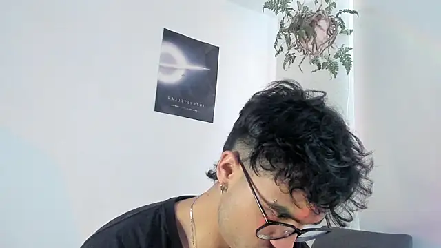 Snapshot of charlie_dicker chatting on January 2026 04:21:02 PM charlie dicker online show from January 2026 04:21:02 PM