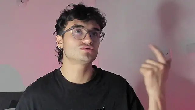 Snapshot of charlie_dicker chatting on February 2026 01:26:01 AM charlie dicker online show from February 2026 01:26:01 AM