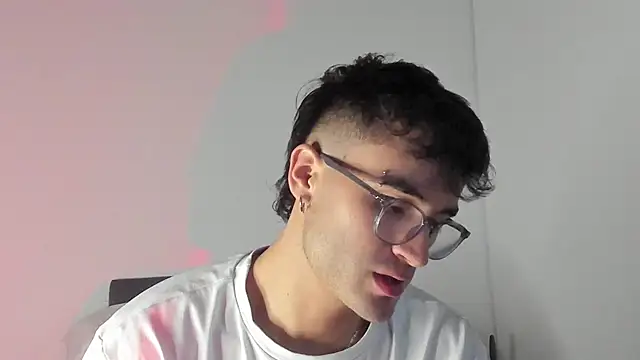 Snapshot of charlie_dicker chatting on February 2026 11:34:02 PM charlie dicker online show from February 2026 11:34:02 PM