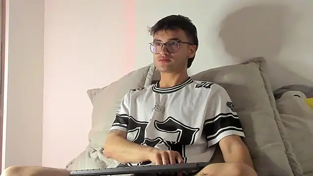 Snapshot of charlie_dicker chatting on February 2026 04:57:01 AM charlie dicker online show from February 2026 04:57:01 AM