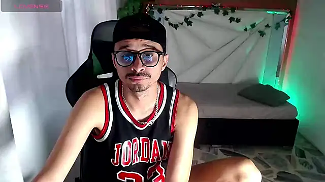 Snapshot of Ares_funn chatting on April 2026 04:38:01 PM Ares funn online show from April 2026 04:38:01 PM