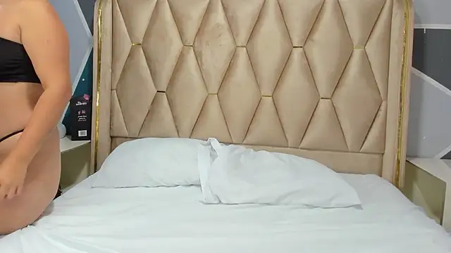 Snapshot of bianca_and_alex69 chatting on January 2026 12:21:01 PM bianca and alex69 online show from January 2026 12:21:01 PM