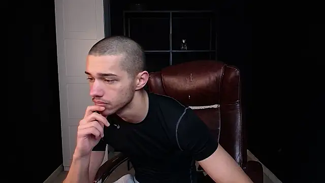 Snapshot of KaydenDrew chatting on February 2026 05:28:02 AM KaydenDrew online show from February 2026 05:28:02 AM