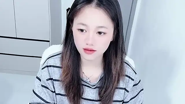 Snapshot of Amireux-8 chatting on February 2026 05:06:01 AM Amireux-8 online show from February 2026 05:06:01 AM