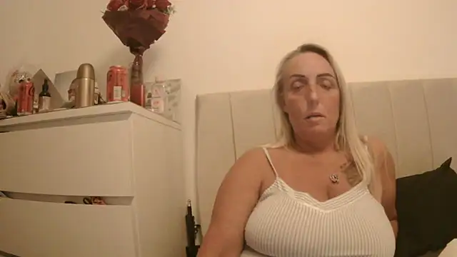 Snapshot of theblondecocklover chatting on April 2026 08:17:01 PM theblondecocklover online show from April 2026 08:17:01 PM