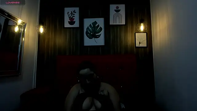 Snapshot of meggancurvy chatting on February 2026 08:12:01 PM meggancurvy online show from February 2026 08:12:01 PM