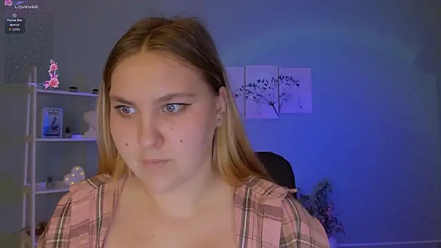 Snapshot of dina_bloom_ chatting on February 2026 11:12:01 PM dina bloom online show from February 2026 11:12:01 PM