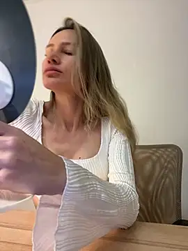 Snapshot of 1Moonlight1 chatting on January 2026 08:01:02 PM 1Moonlight1 online show from January 2026 08:01:02 PM