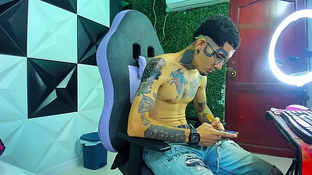 Boy tatto77 online show from May 2026 11:37:01 AM