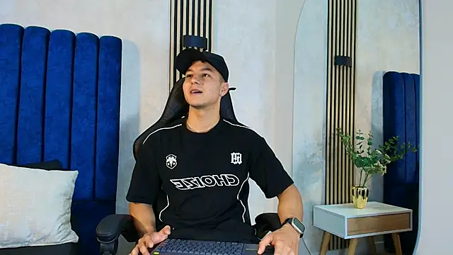 Noah Clarkk online show from May 2026 06:15:02 PM
