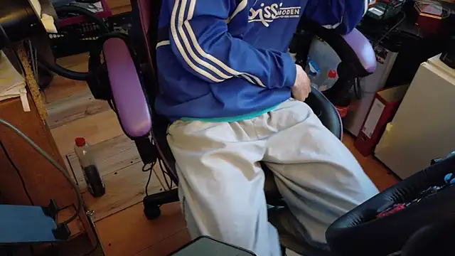 Snapshot of Gay-Versaut chatting on April 2026 05:32:02 PM Gay-Versaut online show from April 2026 05:32:02 PM