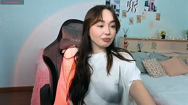 Snapshot of fallin_lovee chatting on December 2025 05:27:01 AM fallin lovee online show from December 2025 05:27:01 AM