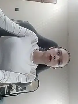 Snapshot of Yzi chatting on December 2025 08:33:01 AM Yzi online show from December 2025 08:33:01 AM