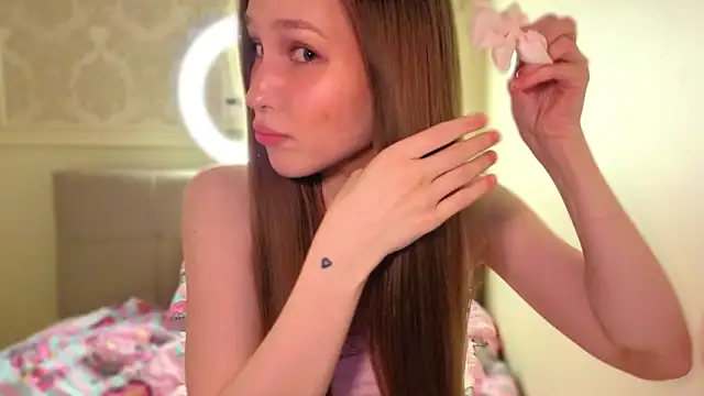 Alllura online show from March 2026 11:41:01 PM