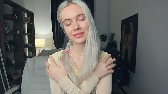 Snapshot of KristalCrowner chatting on January 2026 07:29:01 PM KristalCrowner online show from January 2026 07:29:01 PM