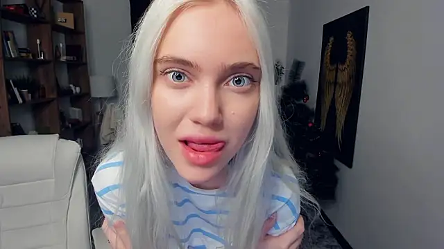 Snapshot of KristalCrowner chatting on January 2026 06:55:01 PM KristalCrowner online show from January 2026 06:55:01 PM