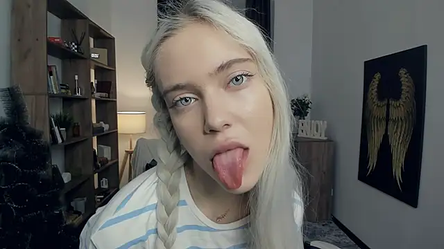 Snapshot of KristalCrowner chatting on January 2026 07:23:01 PM KristalCrowner online show from January 2026 07:23:01 PM