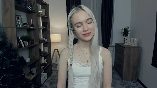 Snapshot of KristalCrowner chatting on February 2026 07:34:02 PM KristalCrowner online show from February 2026 07:34:02 PM