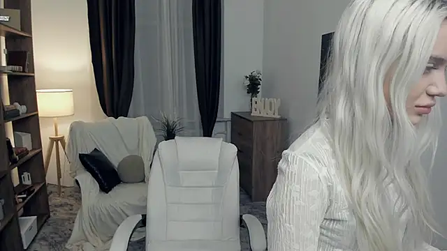 Snapshot of KristalCrowner chatting on February 2026 07:28:01 PM KristalCrowner online show from February 2026 07:28:01 PM