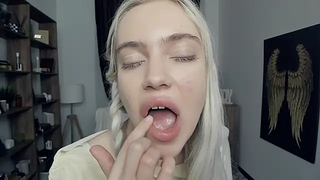 Snapshot of KristalCrowner chatting on February 2026 07:07:01 PM KristalCrowner online show from February 2026 07:07:01 PM