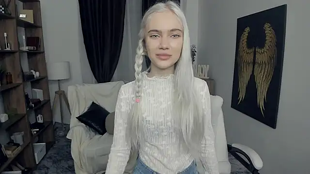 Snapshot of KristalCrowner chatting on February 2026 07:09:02 PM KristalCrowner online show from February 2026 07:09:02 PM