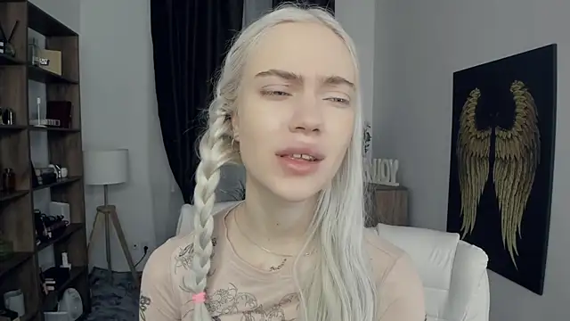 Snapshot of KristalCrowner chatting on February 2026 07:21:01 PM KristalCrowner online show from February 2026 07:21:01 PM