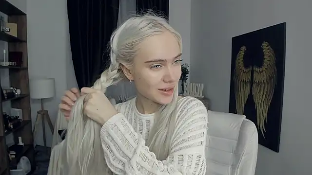 Snapshot of KristalCrowner chatting on February 2026 07:32:02 PM KristalCrowner online show from February 2026 07:32:02 PM