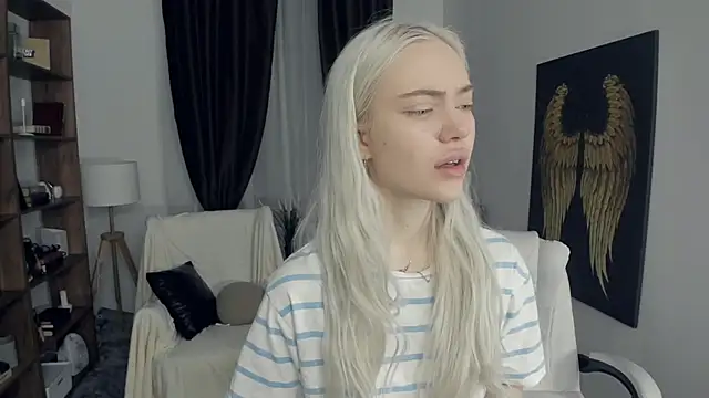 Snapshot of KristalCrowner chatting on February 2026 07:36:02 PM KristalCrowner online show from February 2026 07:36:02 PM