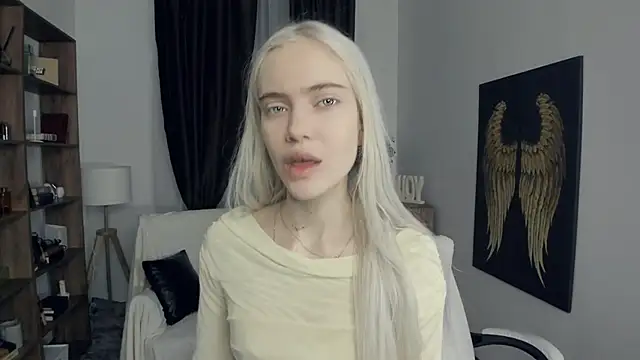 Snapshot of KristalCrowner chatting on February 2026 07:37:01 PM KristalCrowner online show from February 2026 07:37:01 PM