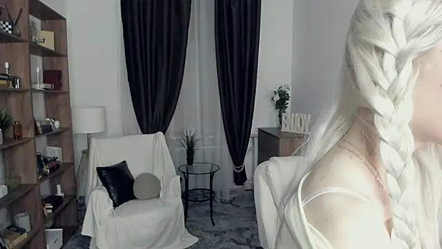 Snapshot of KristalCrowner chatting on February 2026 07:34:02 PM KristalCrowner online show from February 2026 07:34:02 PM