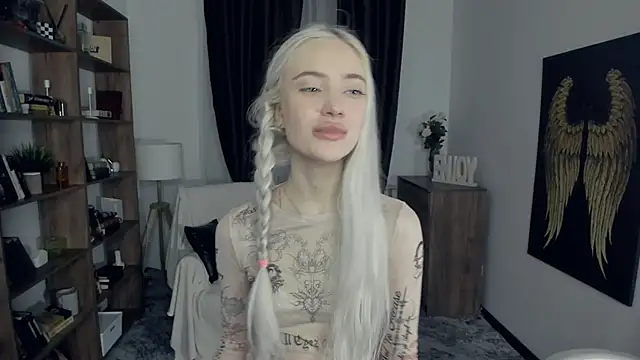 Snapshot of KristalCrowner chatting on February 2026 06:41:02 PM KristalCrowner online show from February 2026 06:41:02 PM