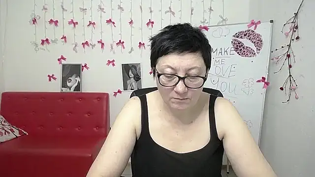 Snapshot of EmilyL0ve chatting on February 2026 07:33:02 PM EmilyL0ve online show from February 2026 07:33:02 PM