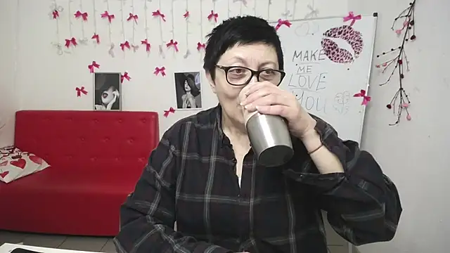 Snapshot of EmilyL0ve chatting on February 2026 06:17:02 PM EmilyL0ve online show from February 2026 06:17:02 PM