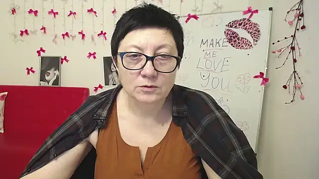 Snapshot of EmilyL0ve chatting on February 2026 06:18:01 PM EmilyL0ve online show from February 2026 06:18:01 PM