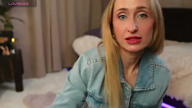 Emely Moon online show from April 2026 06:38:01 PM
