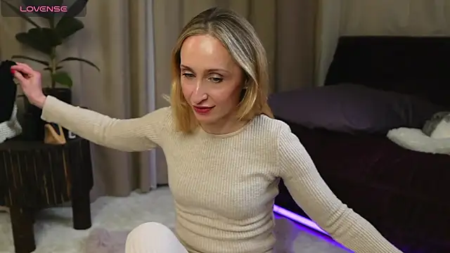 Emely Moon online show from April 2026 06:36:02 PM