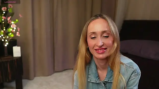 Emely Moon online show from June 2026 07:31:01 PM