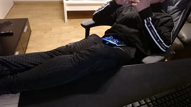 Snapshot of sensualman90 chatting on January 2026 10:09:02 AM sensualman90 online show from January 2026 10:09:02 AM