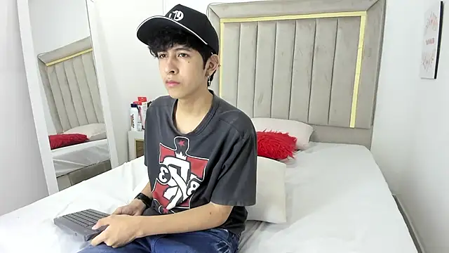 Snapshot of julian_xx chatting on January 2026 07:28:01 PM julian xx online show from January 2026 07:28:01 PM