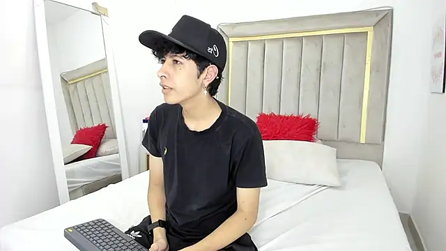 Snapshot of julian_xx chatting on January 2026 07:05:02 PM julian xx online show from January 2026 07:05:02 PM