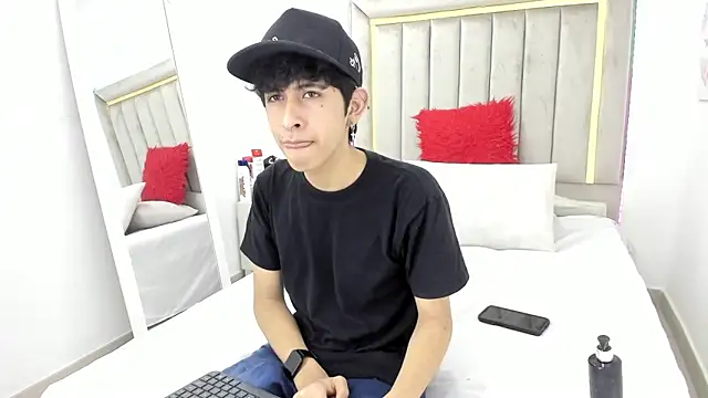 Snapshot of julian_xx chatting on January 2026 07:30:01 PM julian xx online show from January 2026 07:30:01 PM