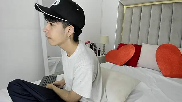 Snapshot of julian_xx chatting on February 2026 07:39:01 PM julian xx online show from February 2026 07:39:01 PM